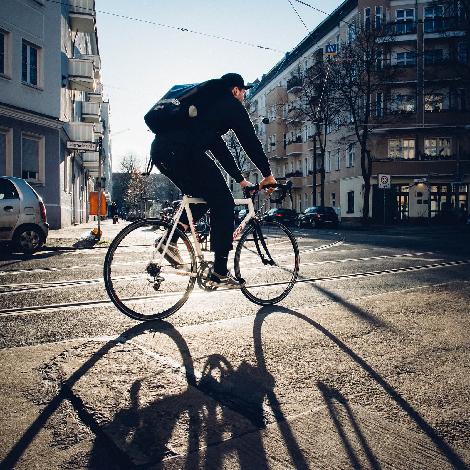Radfahrende pendeln durch Berlin