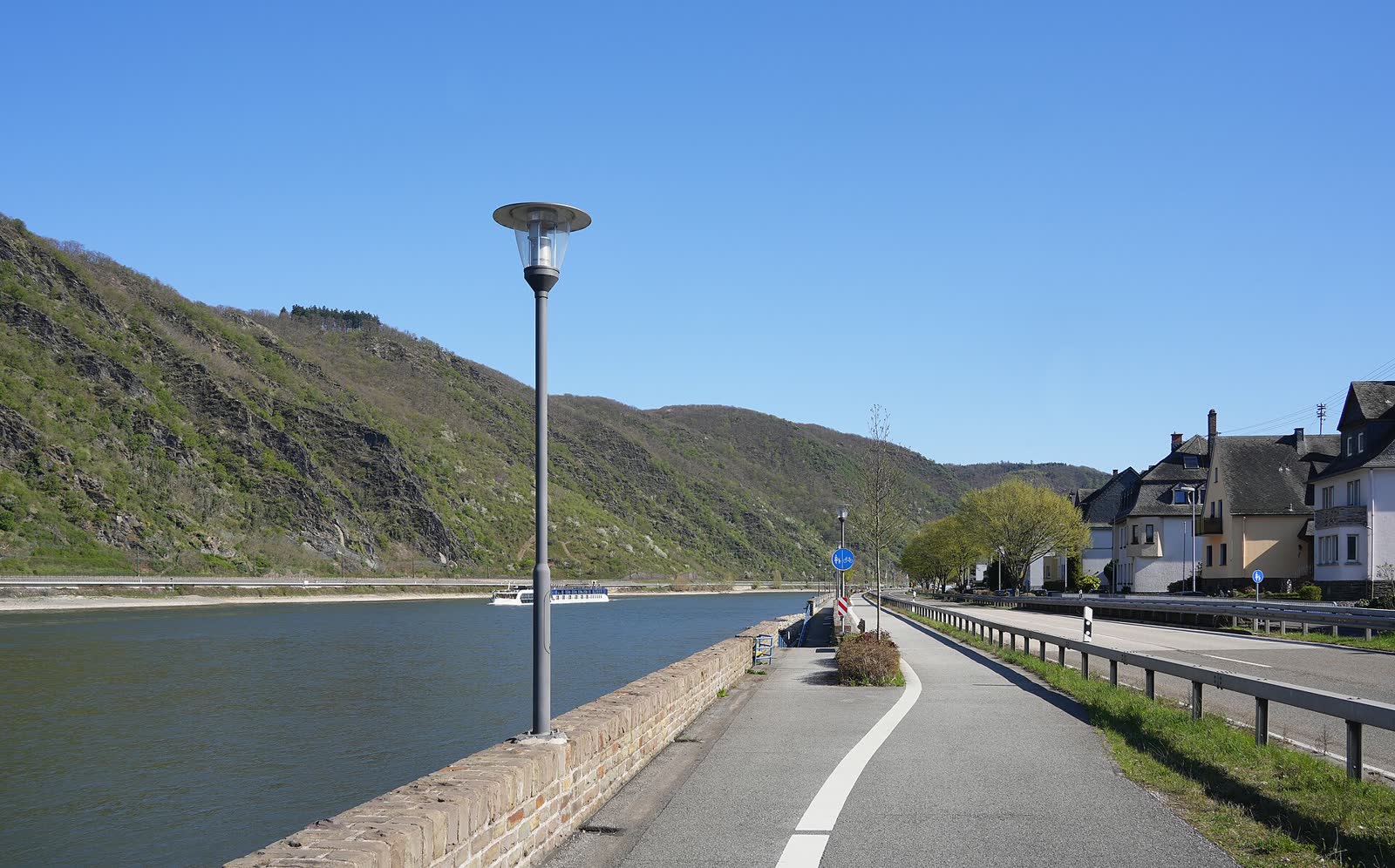Tourenrad an einer landschaftlichen Radroute in Deutschland