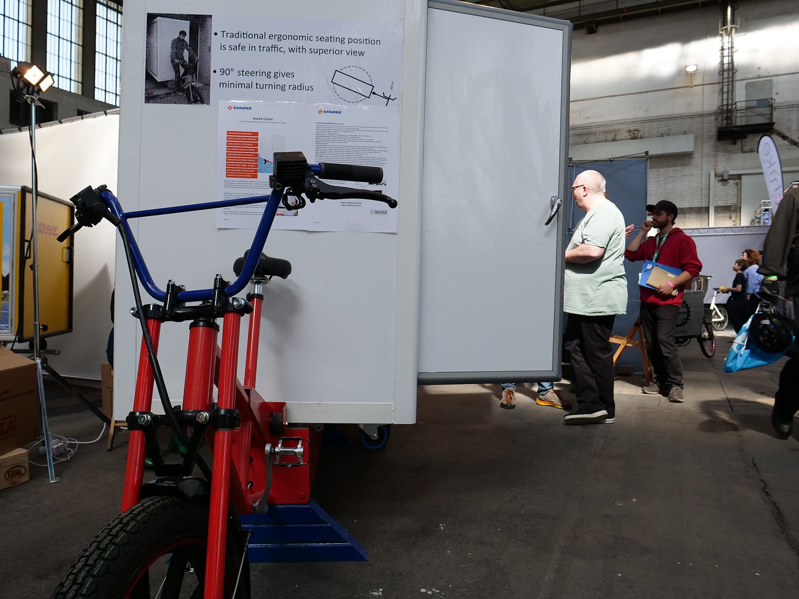 Modernes Lastenrad vor einem Gebäude in Deutschland