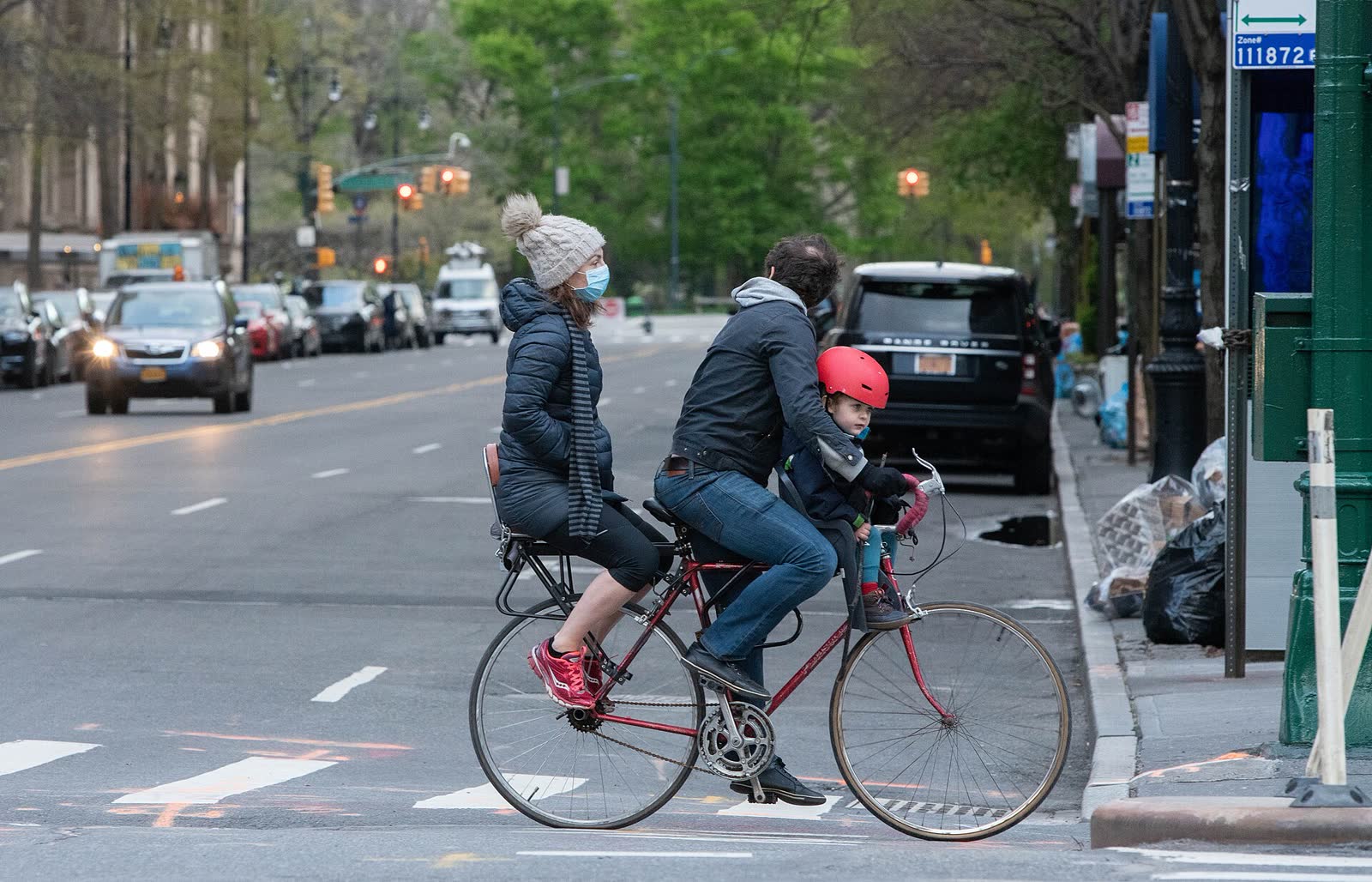 Familie auf einem Radweg in Deutschland